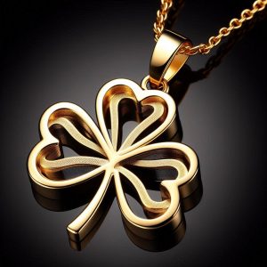 Zarif işçiliği ve göz alıcı altın kaplamasıyla bu yonca kolye, şansı ve zarafeti bir araya getiriyor. Özel anlarınızı taçlandırmak ve stilinizi tamamlamak için mükemmel bir seçim